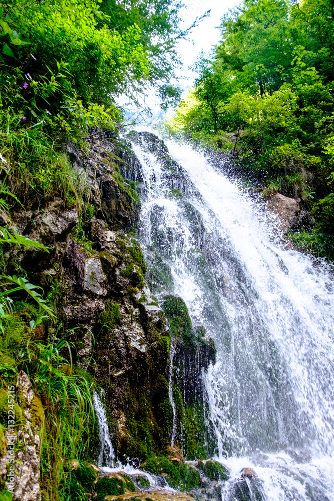 Obraz premium Falling water