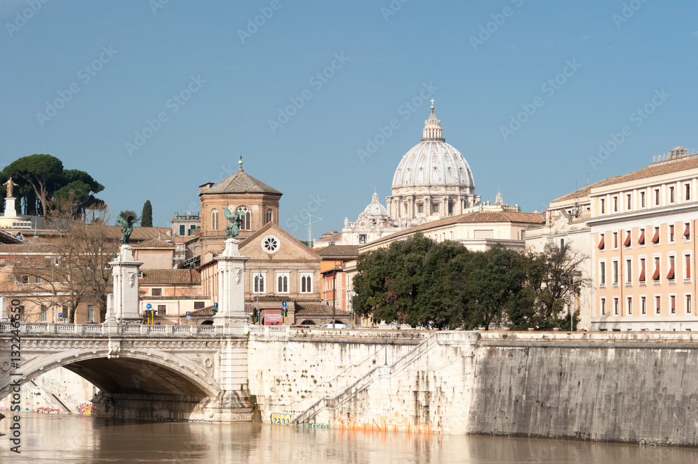 Blick über den Tiber mit Hochwasser zum Vatikanstaat
