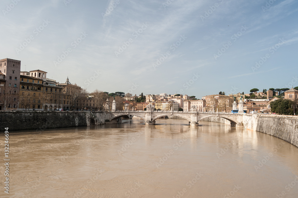 Fototapeta premium Rom Stadtansicht der Fluß Tiber führt Hochwasser