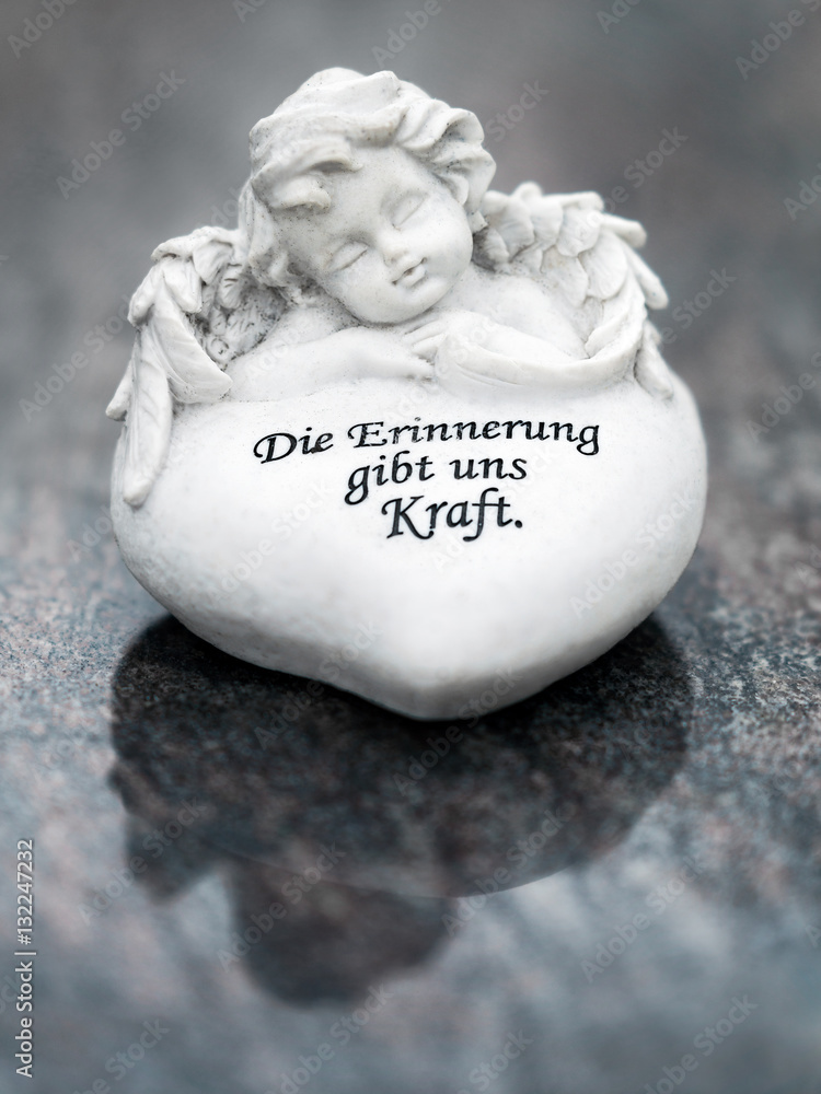Grabengel und Herz aus Marmor mit Inschrift StockFoto Adobe Stock
