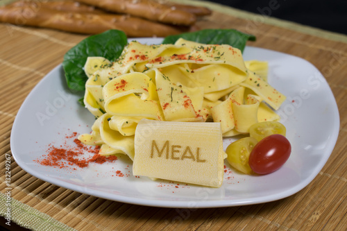 Nudeln mit Schriftzug Meal