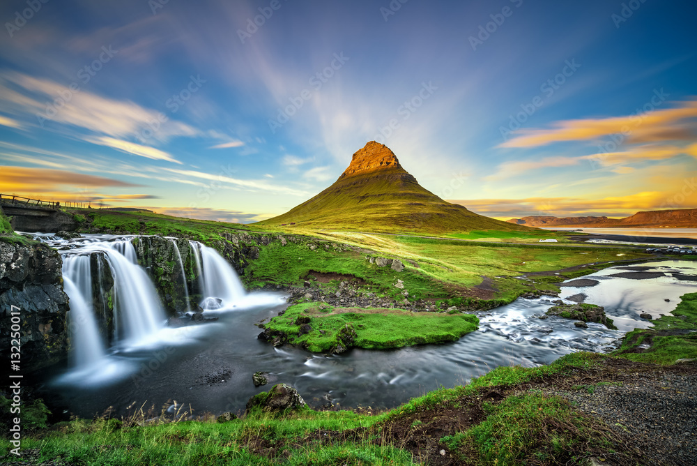 Sunset over Kirkjufellsfoss Waterfall and Kirkjufell mountain in Iceland - obrazy, fototapety, plakaty 