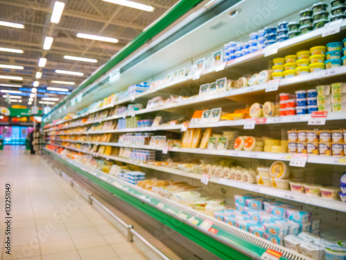 Defocused blur of supermarket shelves © fascinadora