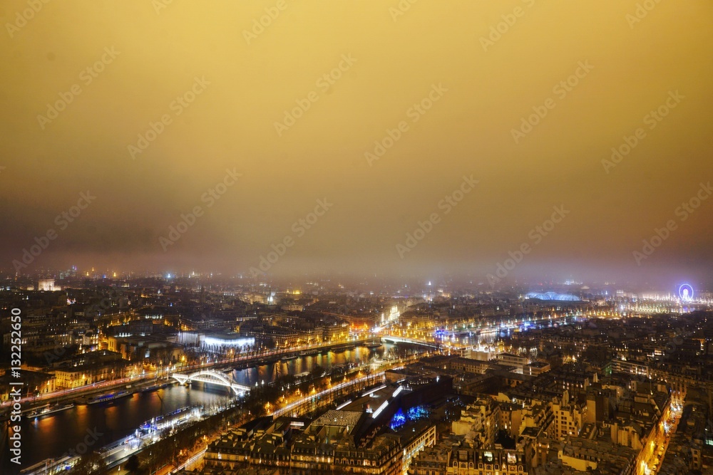 Blick vom Eiffelturm über Paris