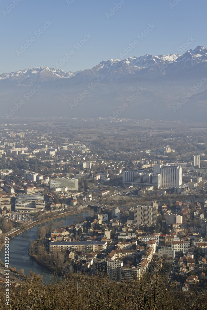 Vue aérienne de Grenoble et chaîne de Belledonne