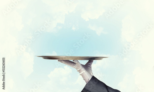 Obraz na płótnie Waiter holding empty silver platter ready for product or item placement w salonie