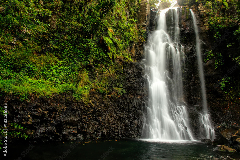 Obraz premium Middle Tavoro Waterfalls in Bouma National Heritage Park, Taveun