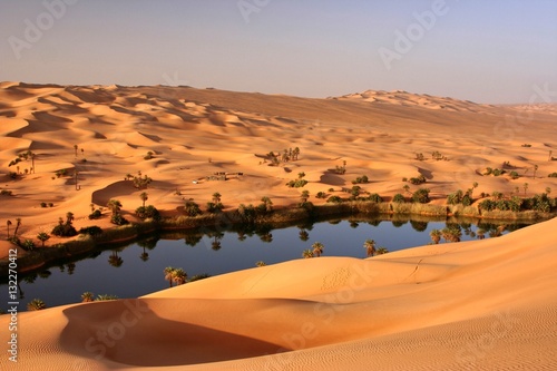 Der Um el Maa in den Sanddünen von Ubari (Libyen)
