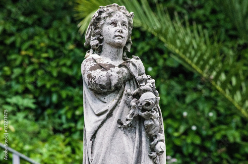 una statua raffigurante una donna in un parco