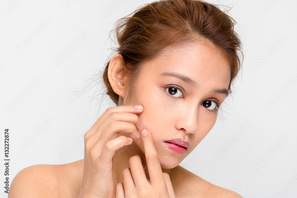 お肌をチェックする女性 お肌をチェックする女性