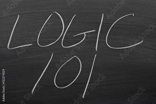Fotografie The words Logic 101 on a blackboard in chalk