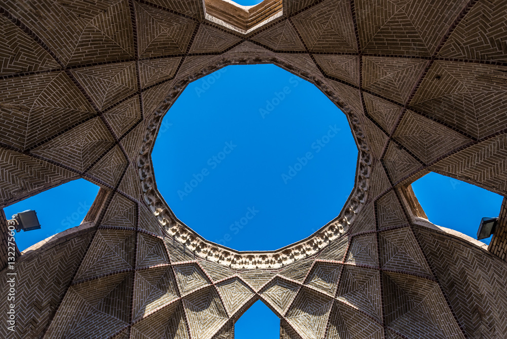 Obraz premium light well on the bazaar in Yazd city, Iran