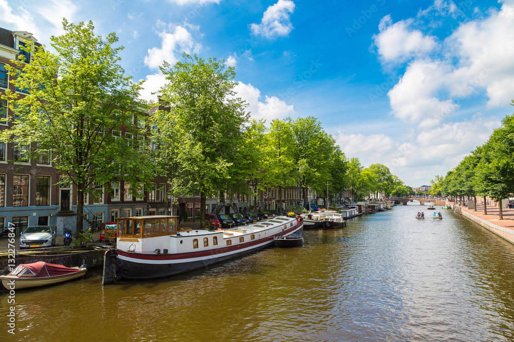Naklejka premium Canal in Amsterdam