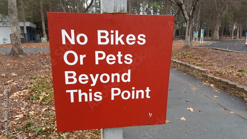 No bikes, no pets sign