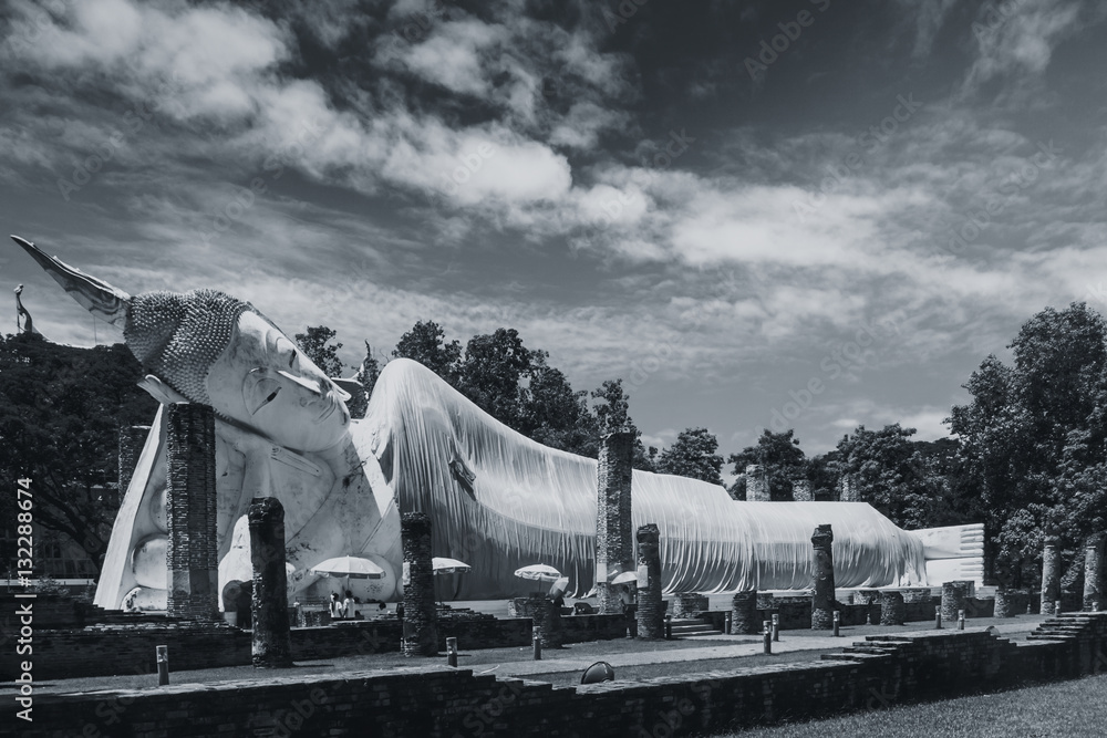 Obraz premium Buddha reclining or lie down to rest outdoor park at the temple in Thailand Black and white photography