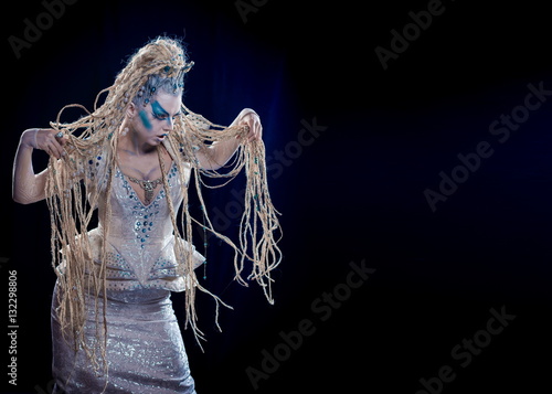 Konstfotografi emotional actress woman in makeup and costume queen of elves or snow queen on bl