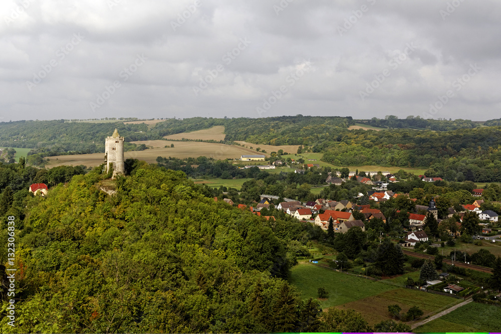 Blick von Rudelsburg auf Burg Saaleck in Sachsen-Anhalt, Deutschland