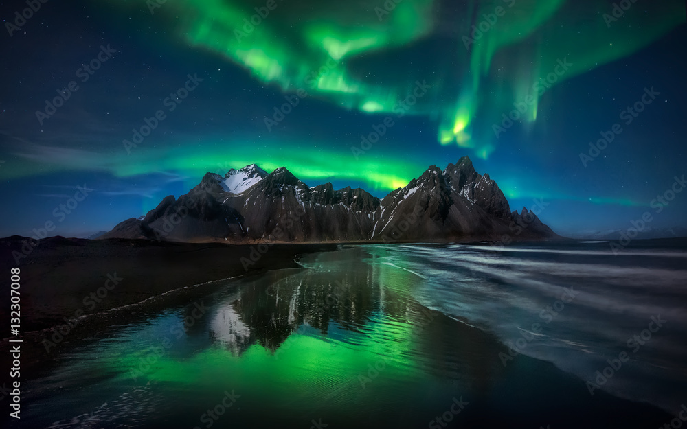 Stokksnes Northern Lights Green Reflection - ICELAND - obrazy, fototapety, plakaty 