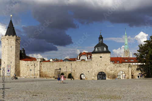 Stadtmauer von Mühlhausen in Thüringen mit Frauentor und Rabenturm