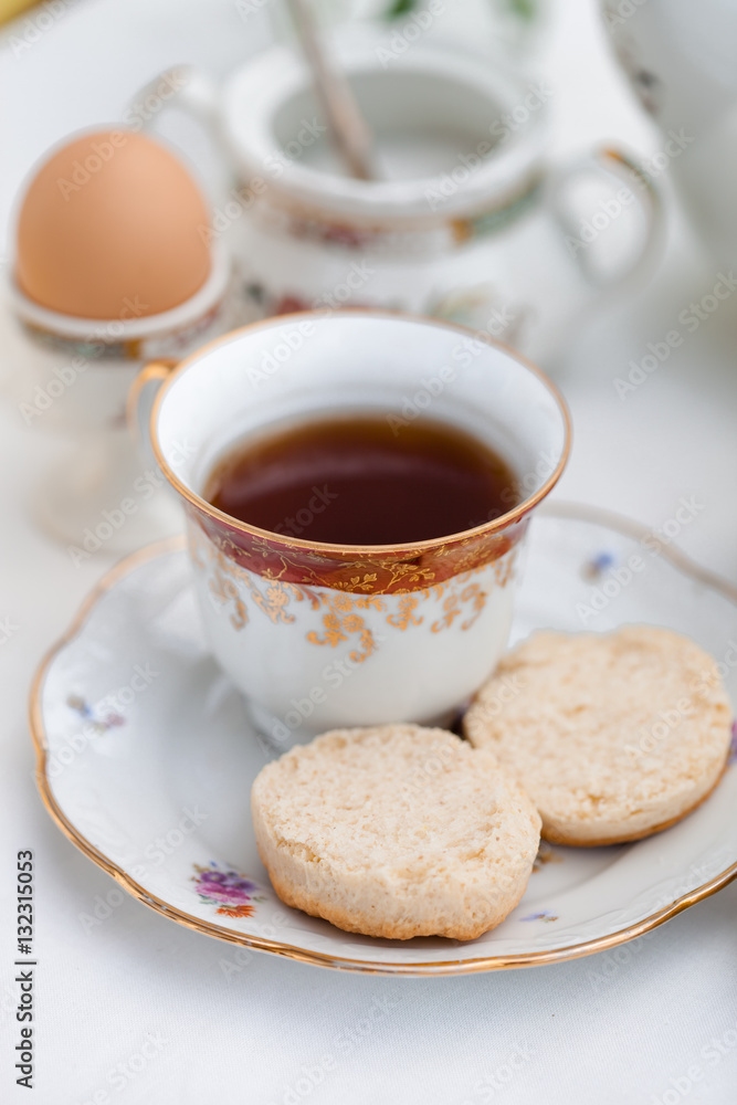 Englisches Frühstück mit Tee und Scones Englisches Frühstück mit Tee und Scones