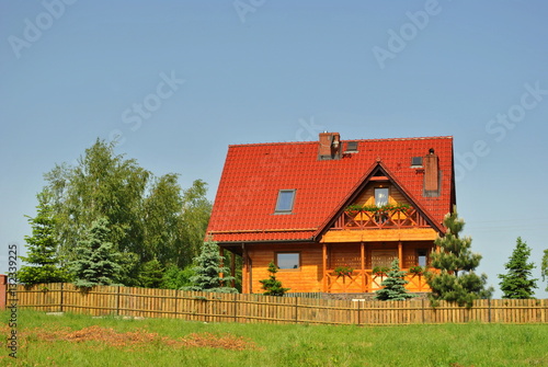 Drewniany dom na wzgórzu