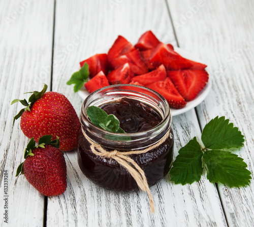 Fototapeta Naklejka Na Ścianę i Meble -  Strawberry jam and fresh strawberries