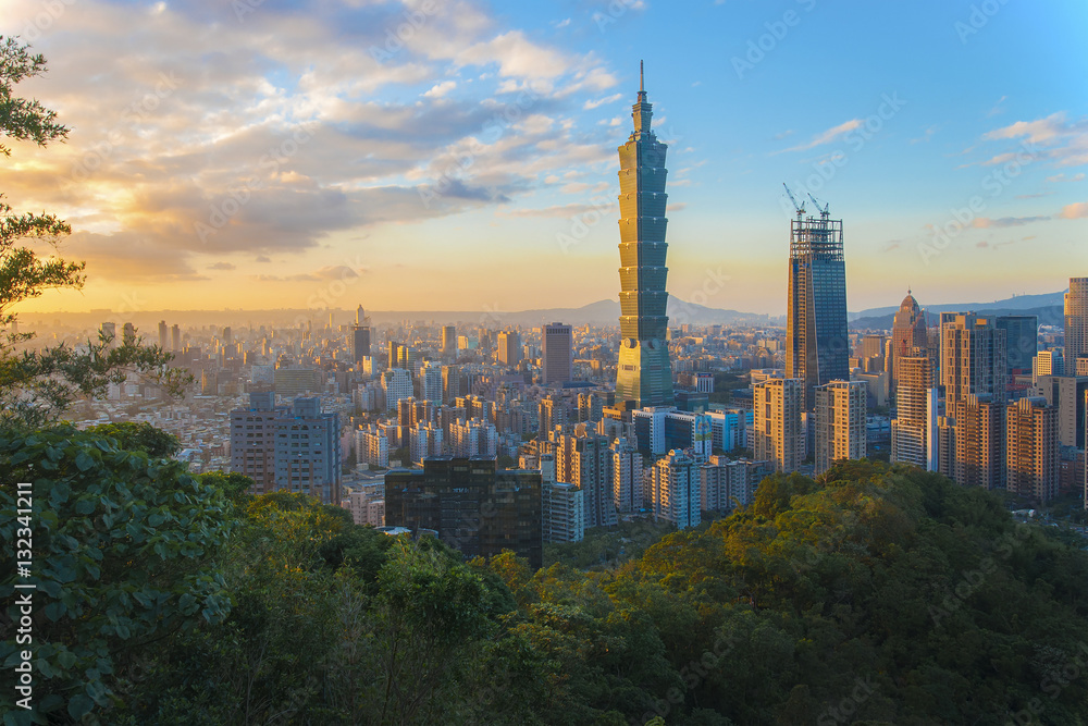 Fototapeta premium Taipei Skyline Tajwan o zachodzie słońca