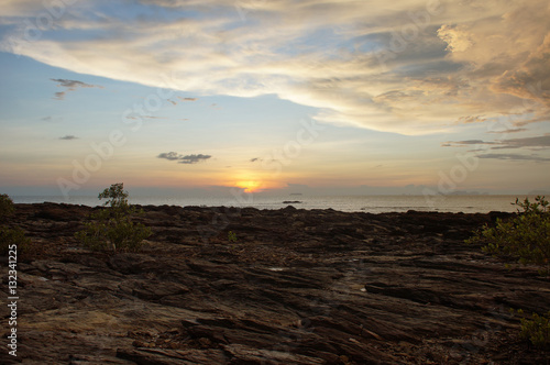 Sonnenuntergang über Felsen