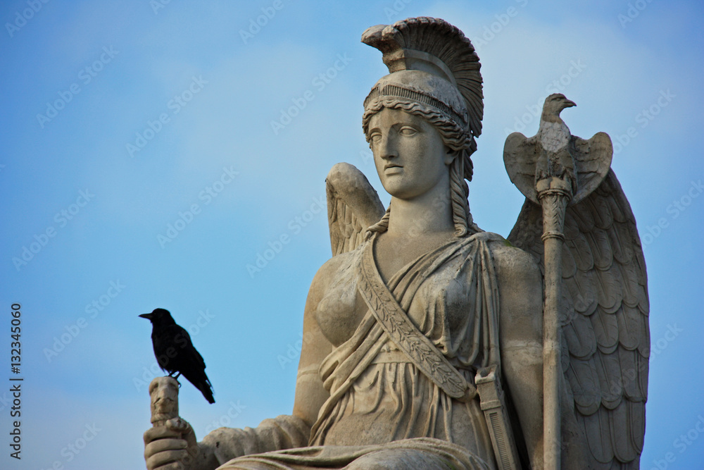 Statue au corbeau au crépuscule, jardin des Tuileries à Paris