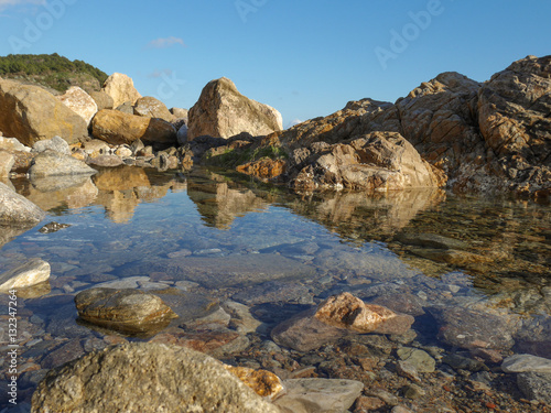 Rocas en la playa de Palamós, España 