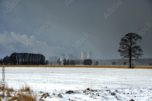 Elektrownia węglowa w polach zimą.