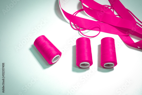 Foto Accessories for sewing lie on a white background