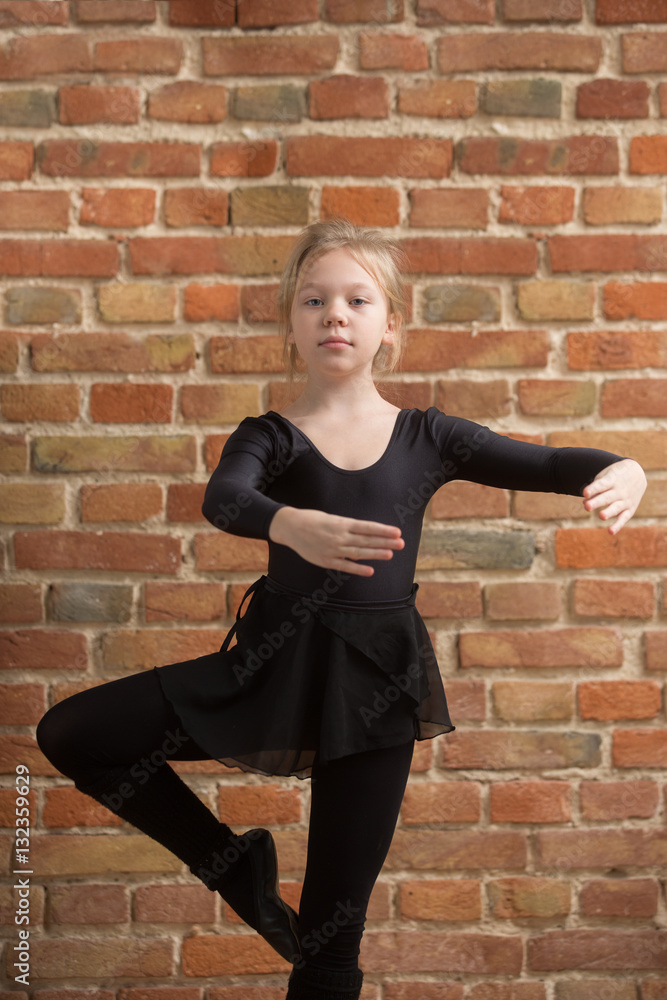 young girl dancer stretching
young girl dancer stretching