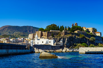 Acrylglasbilder Stadt am Wasser Hafen von Lipari in Italien  © 4zoom4