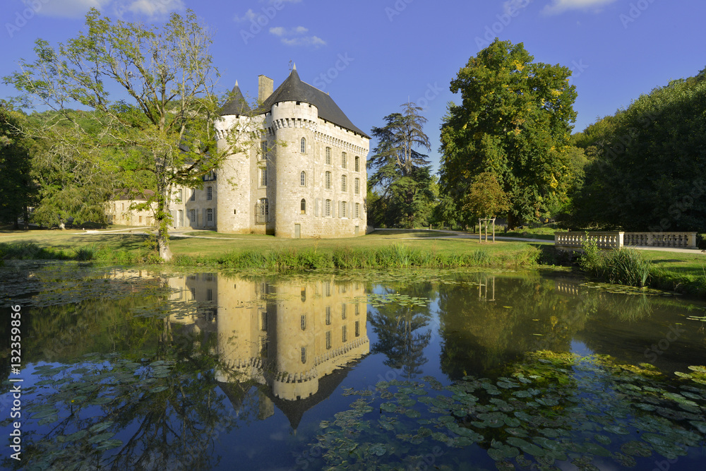 château du village de Campagne (24260) et son reflet, département de la Dordogne, en région Nouvelle-Aquitaine, France