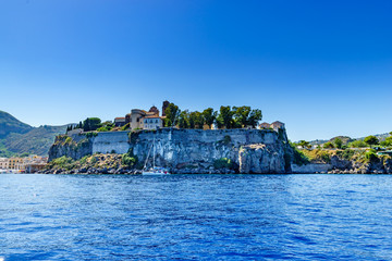 Acrylglasbilder Stadt am Wasser Hafen von Lipari auf Sizilien  © 4zoom4