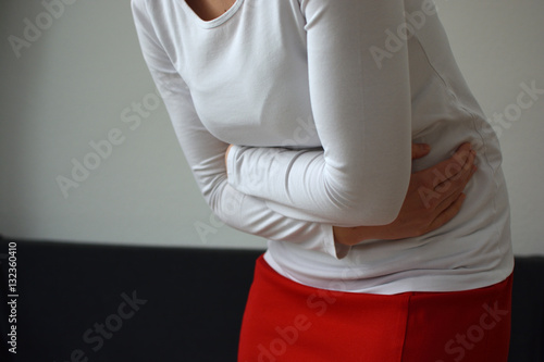 Attraktive Frau leidet an Bauchschmerzen