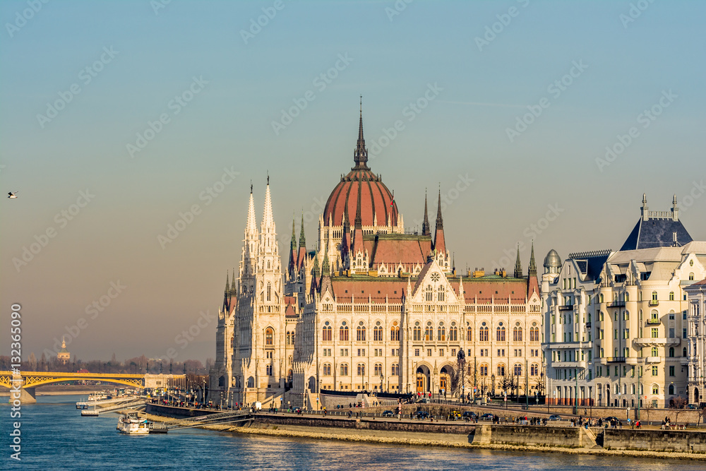 cruise around budapest parliament
