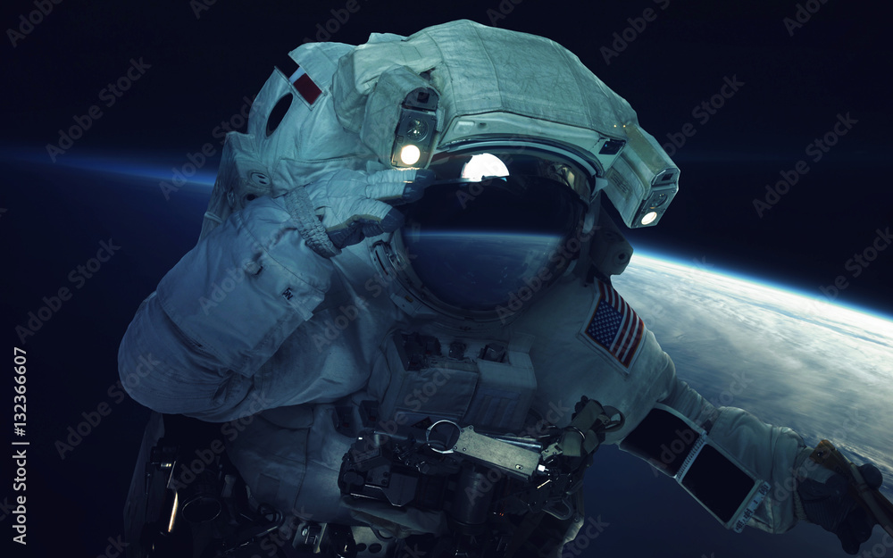 Fototapeta Astronauta na spacerze kosmicznym. Kosmiczna sztuka, tapeta science fiction. Piękno głębokiej przestrzeni. Miliardy galaktyk we wszechświecie. Elementy tego obrazu dostarczone przez NASA