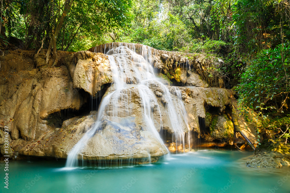 Naklejka premium Huay Mae Kamin waterfall