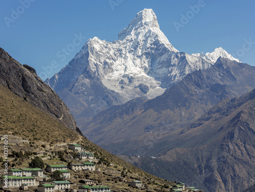 Billede på lærred General view of the village Khumjung on the background of Ama Dablam (6814 m) -