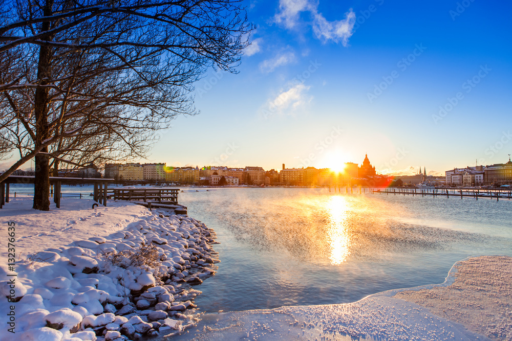 Obraz premium Wintertime waterfront scene
