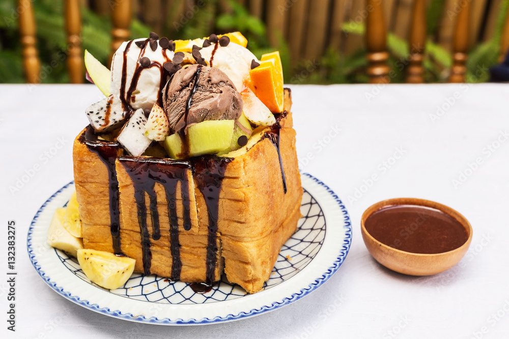 Φωτογραφία Chocolate toast serve with ice cream chocolate and mixed fruits in thai cafe