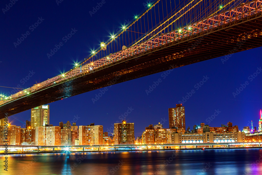 Spectacular skyline of Brooklyn bridge in New York at night