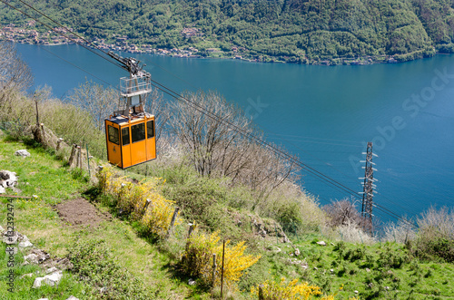 Foto Lago di Como (Lake Como) scenic view with cable car between Argegno and Pigra
