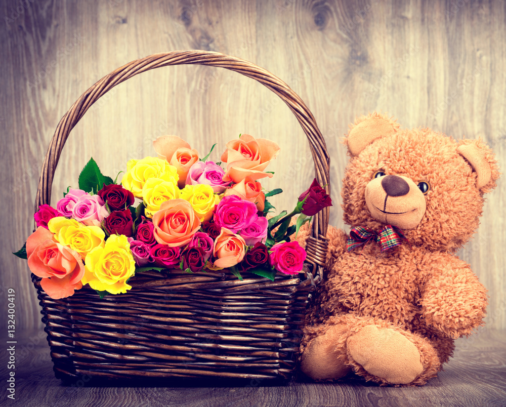 Roses and a teddy bear on wooden background Stock-Foto | Adobe Stock