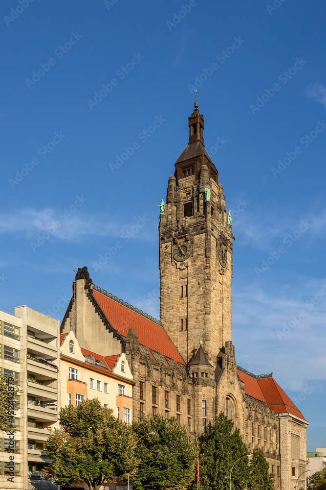 Fototapeta premium Der imposante Turm des Rathauses Berlin-Charlottenburg von Westen