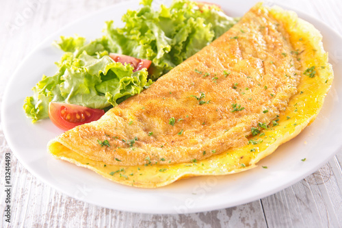 omelet with salad