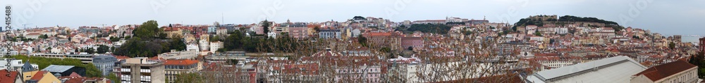 Lisbona, 01/04/2012: skyline di Lisbona con vista sui tetti rossi, i palazzi della Città Vecchia e il Castello di San Giorgio, le cui mura e le torri furono costruite durante l'occupazione moresca