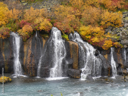 Die Wasserf  lle Hraunfossar im Westen von Island im Herbst